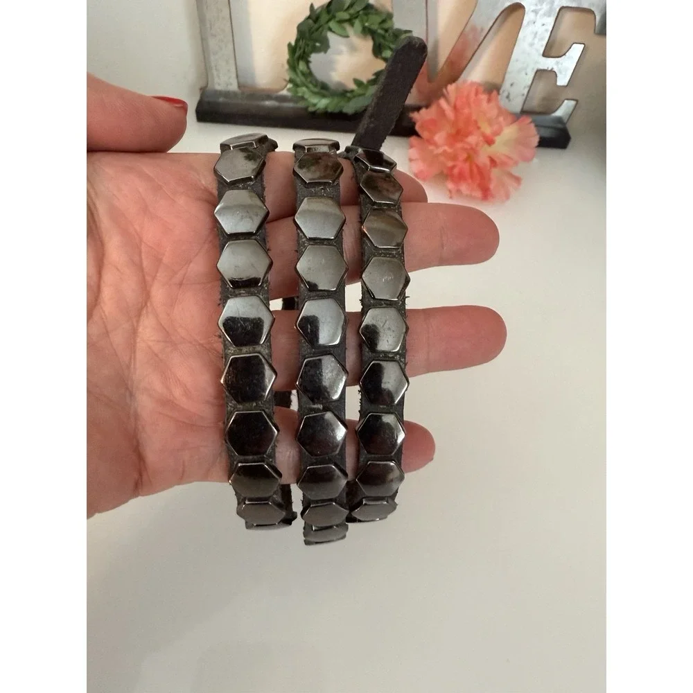 Gap Black Leather Skinny Belt With Gun Metal Colored Adornment Fits 33-37